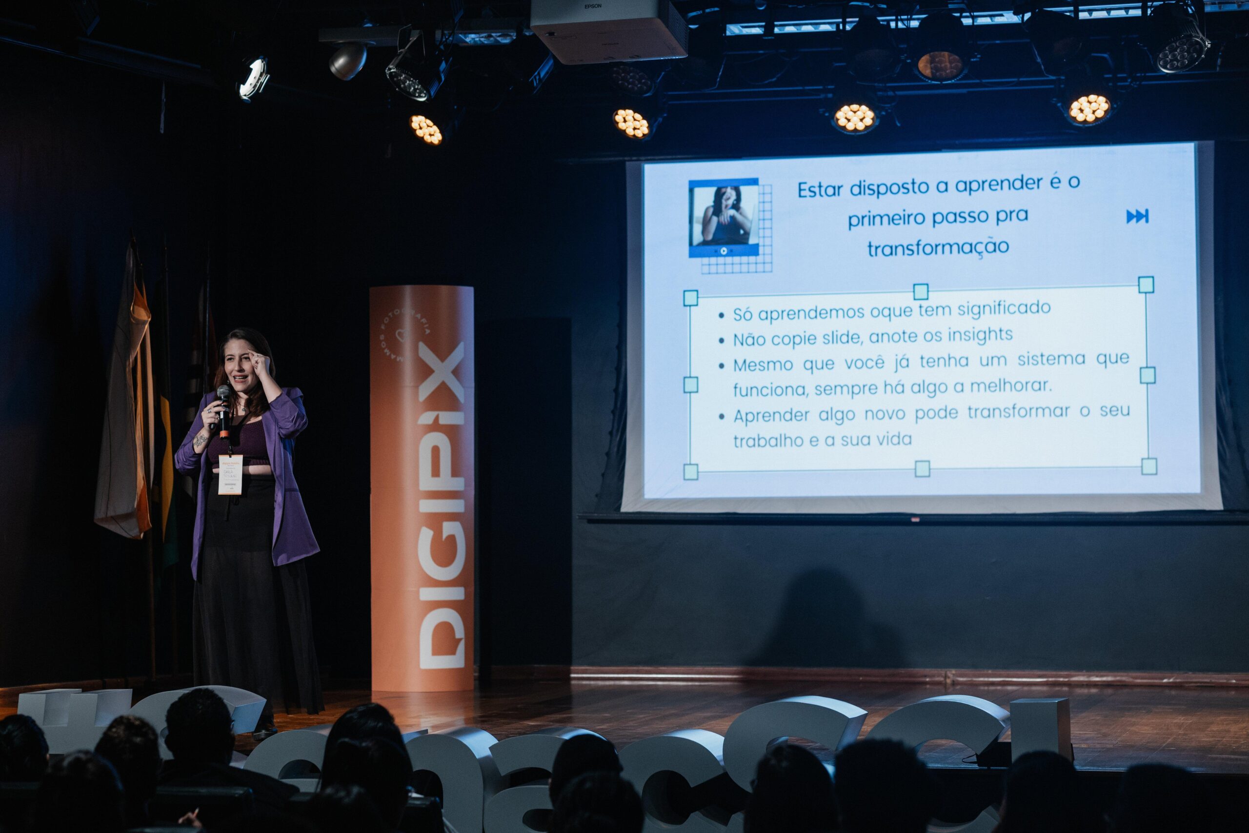 Carla Toscano palestrando no evento da Digipix sobre aprendizado e transformação na fotografia