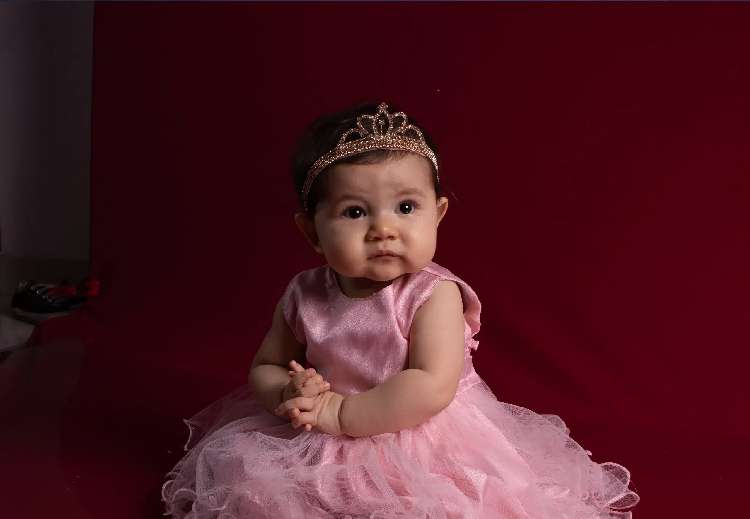 Bebê usando vestido rosa de princesa com tiara dourada, antes da pós-produção