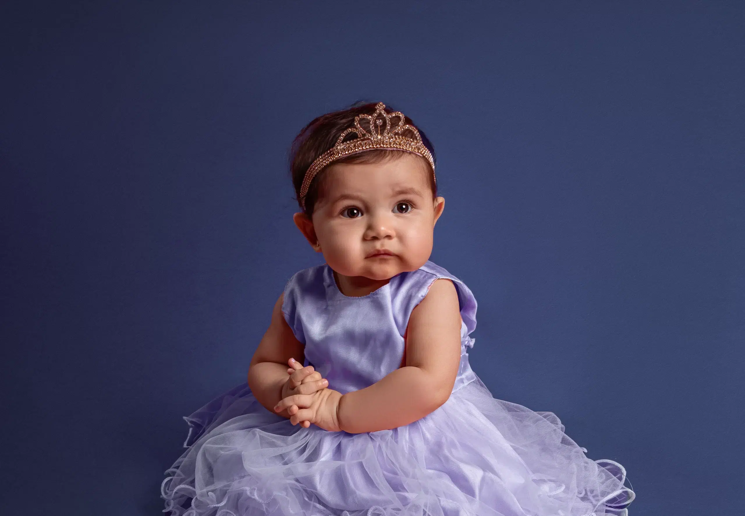 Bebê usando vestido lilás de princesa e tiara dourada, pós-produção