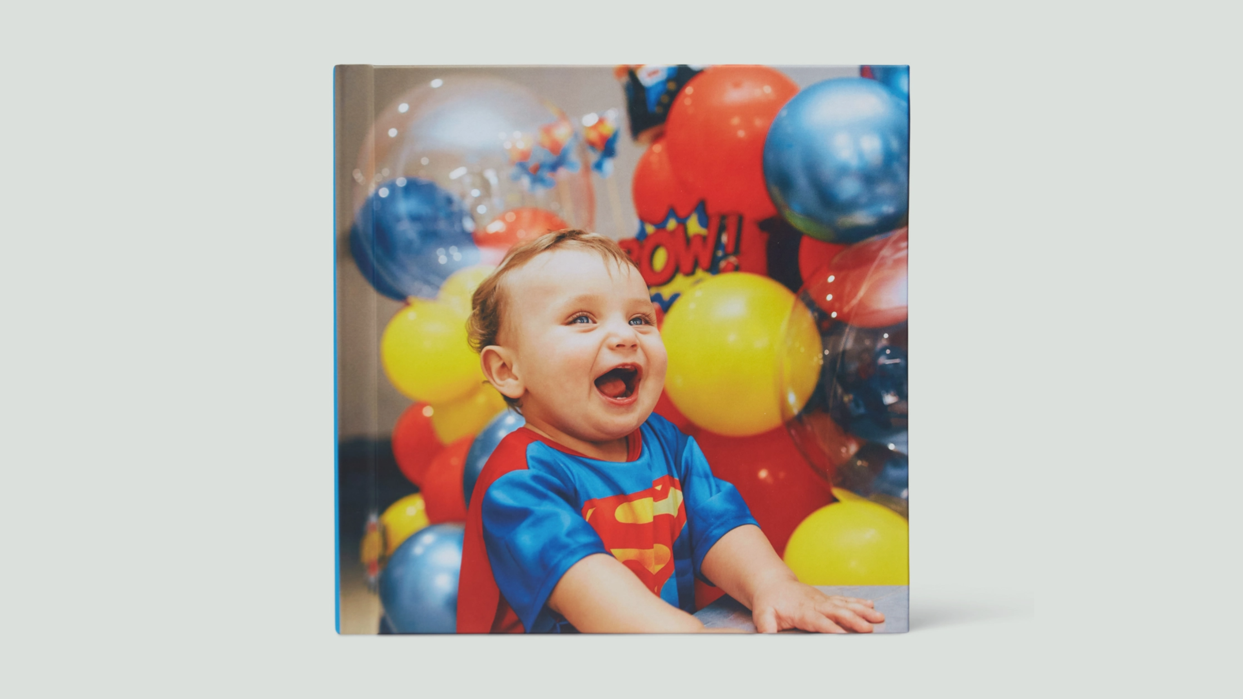 Bebê sorrindo em festa temática de super-herói