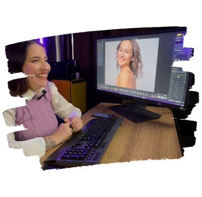 Fotógrafa sorridente editando retrato em software de edição de fotos evoto ai